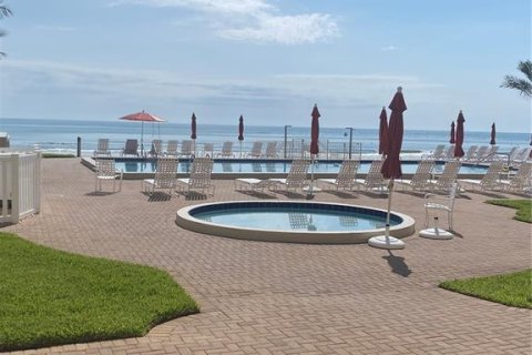 Condo in New Smyrna Beach, Florida, 2 bedrooms № 2217138 - photo 7