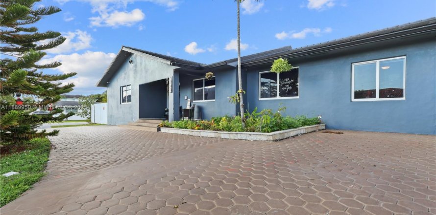 Casa en Doral, Florida 4 dormitorios, 256.69 m2 № 1975659