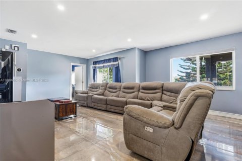 Casa en venta en Doral, Florida, 4 dormitorios, 256.69 m2 № 1975659 - foto 4