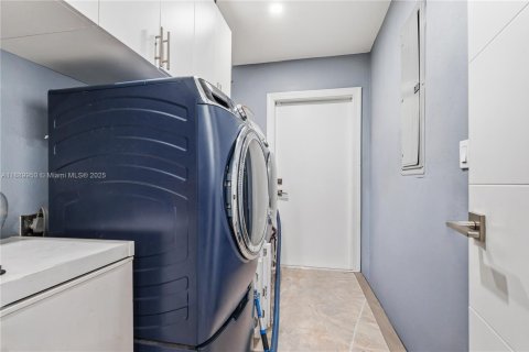 Casa en venta en Doral, Florida, 4 dormitorios, 256.69 m2 № 1975659 - foto 12