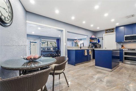 Casa en venta en Doral, Florida, 4 dormitorios, 256.69 m2 № 1975659 - foto 11