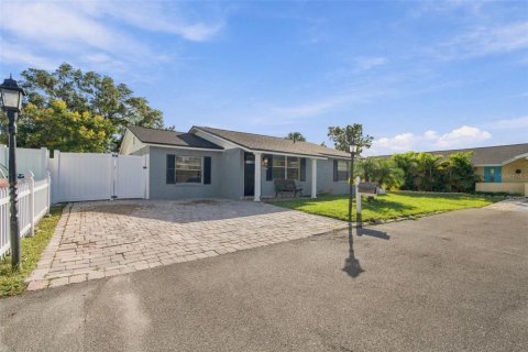 Casa en venta en Tampa, Florida, 4 dormitorios, 114.83 m2 № 2428956 - foto 2