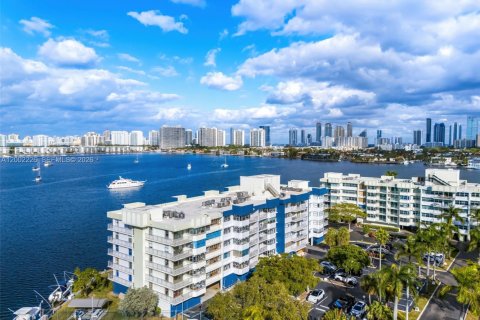 Condo à North Miami Beach, Floride, 2 chambres  № 2300027