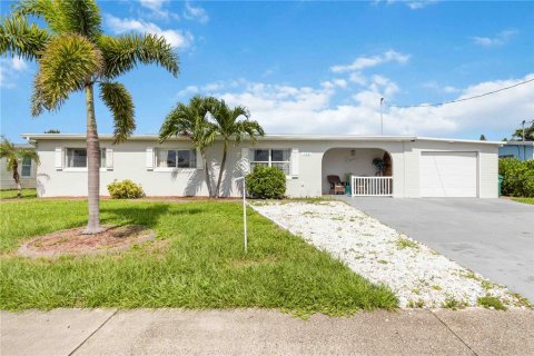 House in Port Charlotte, Florida 3 bedrooms, 211.54 sq.m. № 1914224 - photo 1