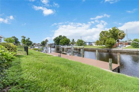 House in Port Charlotte, Florida 3 bedrooms, 211.54 sq.m. № 1914224 - photo 29
