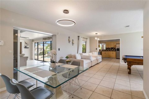 House in Port Charlotte, Florida 3 bedrooms, 211.54 sq.m. № 1914224 - photo 12