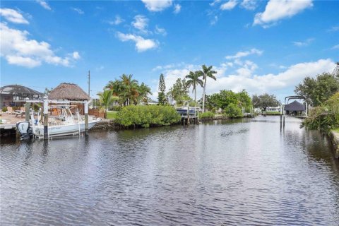 House in Port Charlotte, Florida 3 bedrooms, 211.54 sq.m. № 1914224 - photo 4