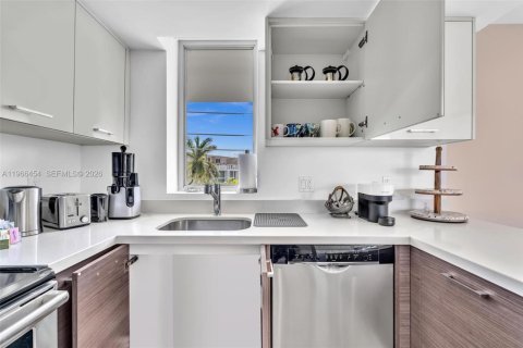 Copropriété à louer à Bay Harbor Islands, Floride: 2 chambres, 106.84 m2 № 2029636 - photo 20