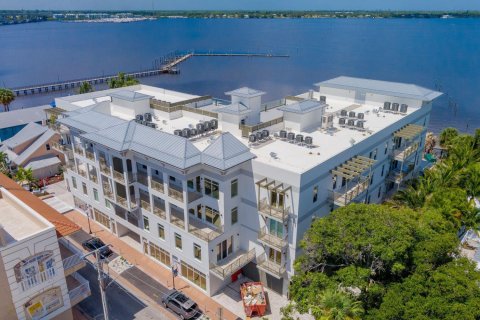 Commercial property in Stuart, Florida № 2177633