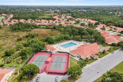 House in Palm City, Florida 2 bedrooms, 135.73 sq.m. № 1104520 - photo 1