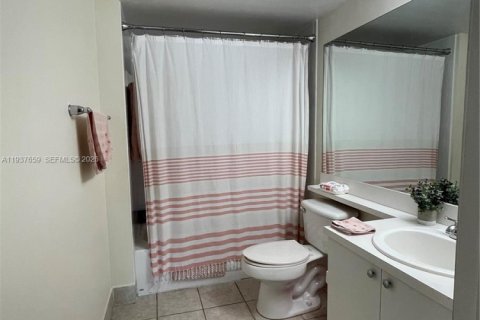 Купить кондоминиум в Форт-Лодердейл, Флорида 2 спальни, 97.92м2, № 2053486 - фото 10