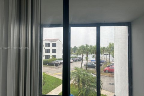 Condo in Oakland Park, Florida, 2 bedrooms  № 1938412 - photo 11