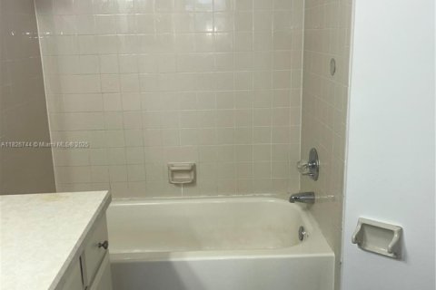 Condo in Oakland Park, Florida, 2 bedrooms  № 1938412 - photo 9