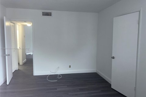 Condo in Oakland Park, Florida, 2 bedrooms  № 1938412 - photo 3