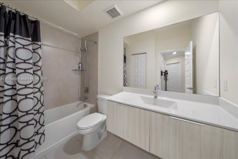 Condo in Doral, Florida, 3 bedrooms  № 1928936 - photo 27