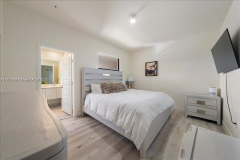 Condo in Doral, Florida, 3 bedrooms  № 1928936 - photo 24