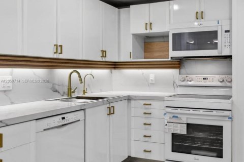 Copropriété à vendre à Pompano Beach, Floride: 3 chambres, 159.42 m2 № 2185994 - photo 9