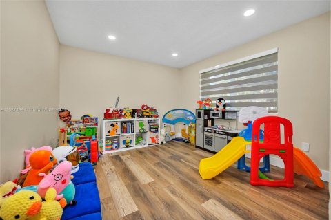 Casa en venta en Hialeah, Florida, 5 dormitorios, 267.65 m2 № 1753411 - foto 27
