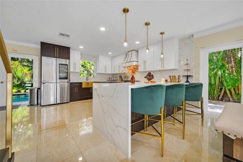 Casa en venta en Hialeah, Florida, 5 dormitorios, 267.65 m2 № 1753411 - foto 12