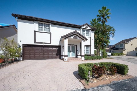 Casa en venta en Hialeah, Florida, 5 dormitorios, 267.65 m2 № 1753411 - foto 1