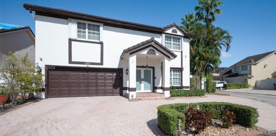 Casa en Hialeah, Florida 5 dormitorios, 267.65 m2 № 1753411