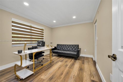 Casa en venta en Hialeah, Florida, 5 dormitorios, 267.65 m2 № 1753411 - foto 24