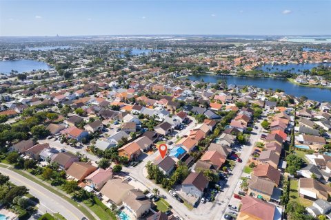 Casa en venta en Hialeah, Florida, 5 dormitorios, 267.65 m2 № 1753411 - foto 7