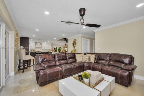 Casa en venta en Hialeah, Florida, 5 dormitorios, 267.65 m2 № 1753411 - foto 19