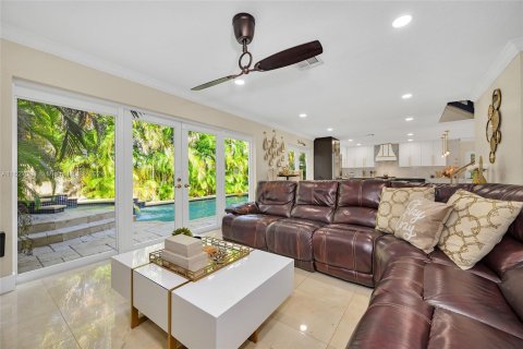Casa en venta en Hialeah, Florida, 5 dormitorios, 267.65 m2 № 1753411 - foto 20