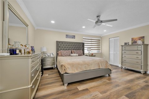 Casa en venta en Hialeah, Florida, 5 dormitorios, 267.65 m2 № 1753411 - foto 30