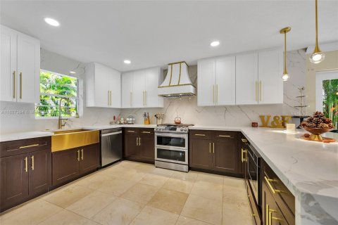 Casa en venta en Hialeah, Florida, 5 dormitorios, 267.65 m2 № 1753411 - foto 14