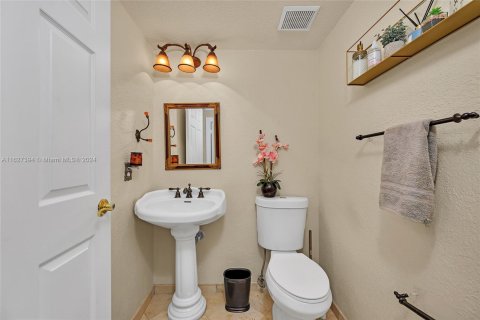 Casa en venta en Hialeah, Florida, 5 dormitorios, 267.65 m2 № 1753411 - foto 21