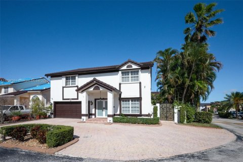 Casa en venta en Hialeah, Florida, 5 dormitorios, 267.65 m2 № 1753411 - foto 3