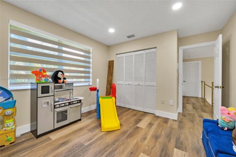 Casa en venta en Hialeah, Florida, 5 dormitorios, 267.65 m2 № 1753411 - foto 28