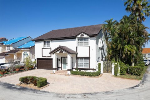 Casa en venta en Hialeah, Florida, 5 dormitorios, 267.65 m2 № 1753411 - foto 2