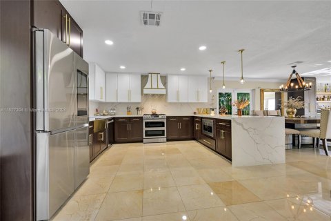 Casa en venta en Hialeah, Florida, 5 dormitorios, 267.65 m2 № 1753411 - foto 13
