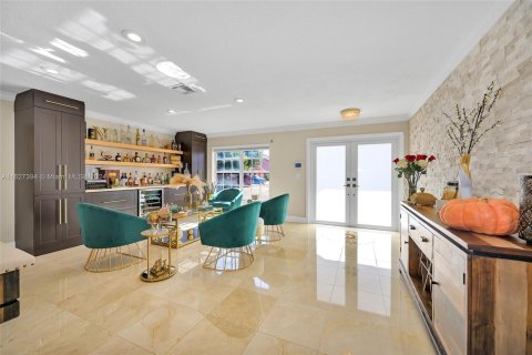 Casa en venta en Hialeah, Florida, 5 dormitorios, 267.65 m2 № 1753411 - foto 9