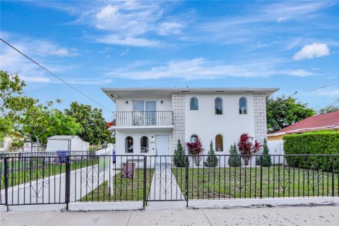 House in Miami, Florida 3 bedrooms, 138.61 sq.m. № 2086568