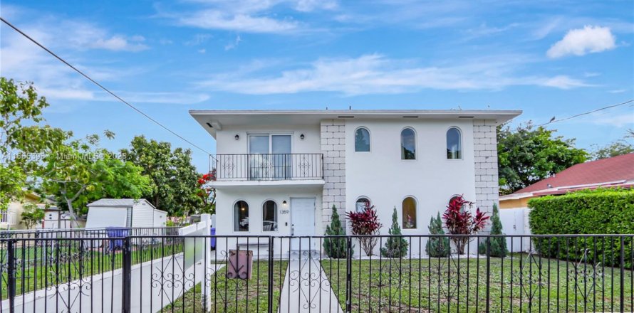 House in Miami, Florida 3 bedrooms, 138.61 sq.m. № 2086568