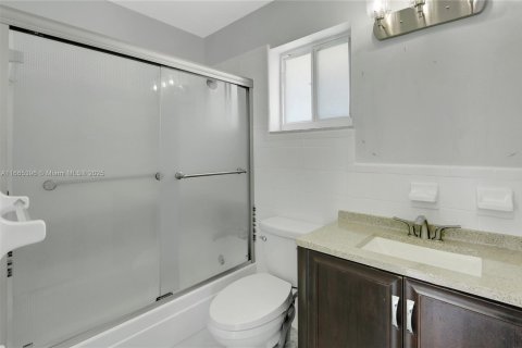 House in Miami, Florida 3 bedrooms, 138.61 sq.m. № 2086568 - photo 10