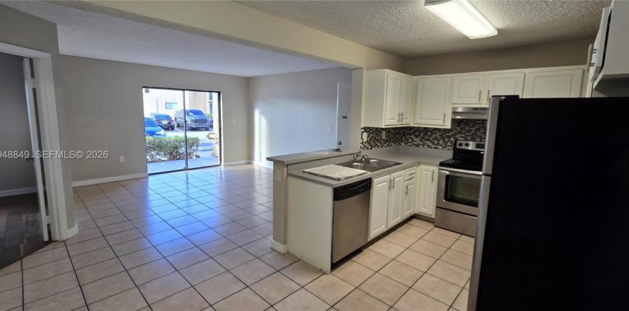 Кондоминиум с 2 спальнями в Пемброк-Пайнс, Флорида № 2004682