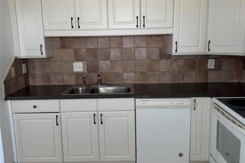 Condo in Tampa, Florida, 2 bedrooms № 2207987 - photo 10