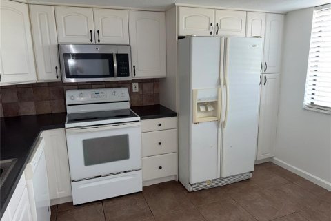 Condo in Tampa, Florida, 2 bedrooms № 2207987 - photo 11