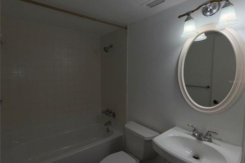 Condo in Tampa, Florida, 2 bedrooms № 2207987 - photo 9