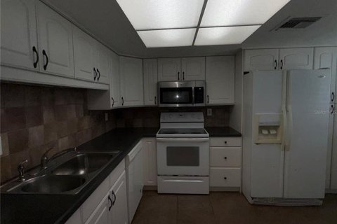 Condo in Tampa, Florida, 2 bedrooms № 2207987 - photo 13