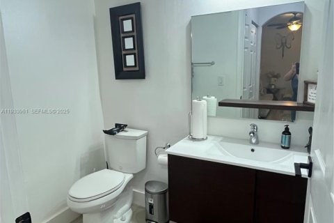 Townhouse in Miramar, Florida 3 bedrooms, 142.14 sq.m. № 1993458 - photo 12