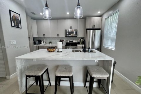 Townhouse in Miramar, Florida 3 bedrooms, 142.14 sq.m. № 1993458 - photo 11