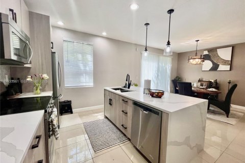 Townhouse in Miramar, Florida 3 bedrooms, 142.14 sq.m. № 1993458