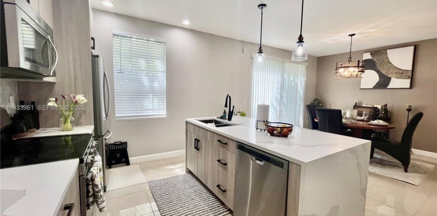 Townhouse in Miramar, Florida 3 bedrooms, 142.14 sq.m. № 1993458