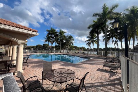 Townhouse in Miramar, Florida 3 bedrooms, 142.14 sq.m. № 1993458 - photo 18